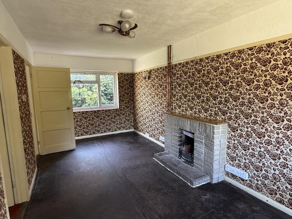 Lot: 127 - ATTRACTIVE SEMI-DETACHED HOUSE IN NEED OF IMPROVEMENT WITH POTENTIAL FOR EXTENSION - Living Room of semi in need of improvement